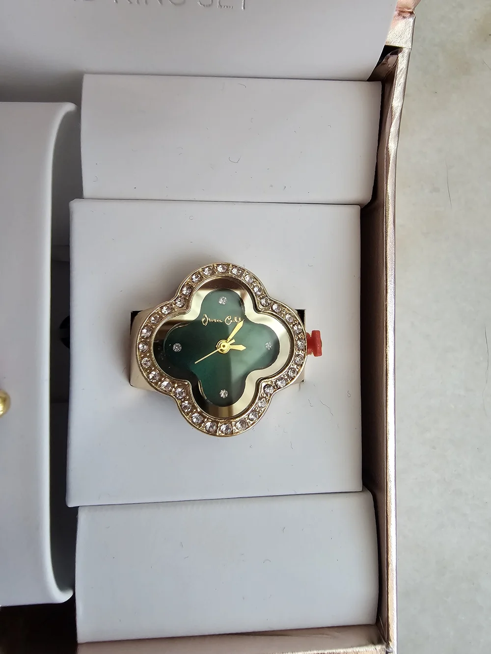 N/A elegant gold